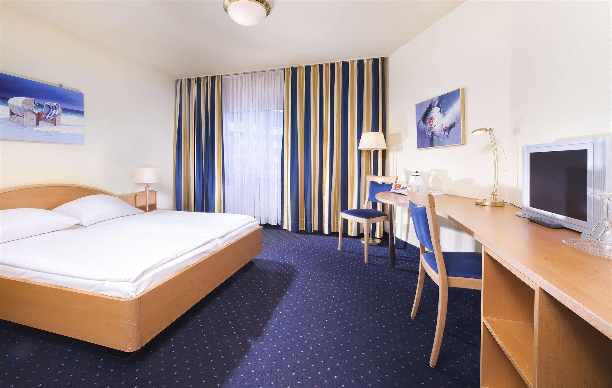 מלון Tryp By Wyndham Luebeck Aquamarin מראה חיצוני תמונה